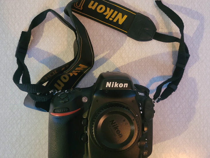 Nikon d800 + sigma 50mm + battery charger + kit bag