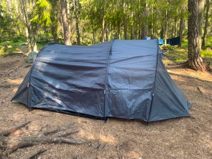 Tunneltält med plats för 4 personer.