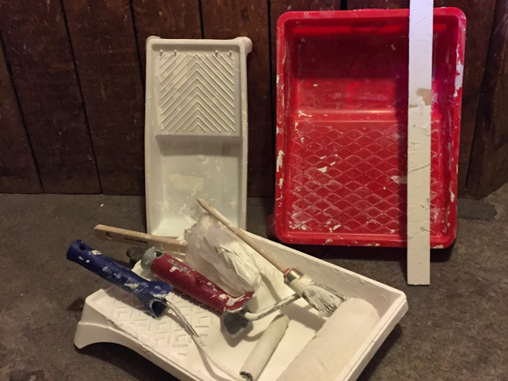 Målarverktyg inkl penslar, tråg, skyddsplast