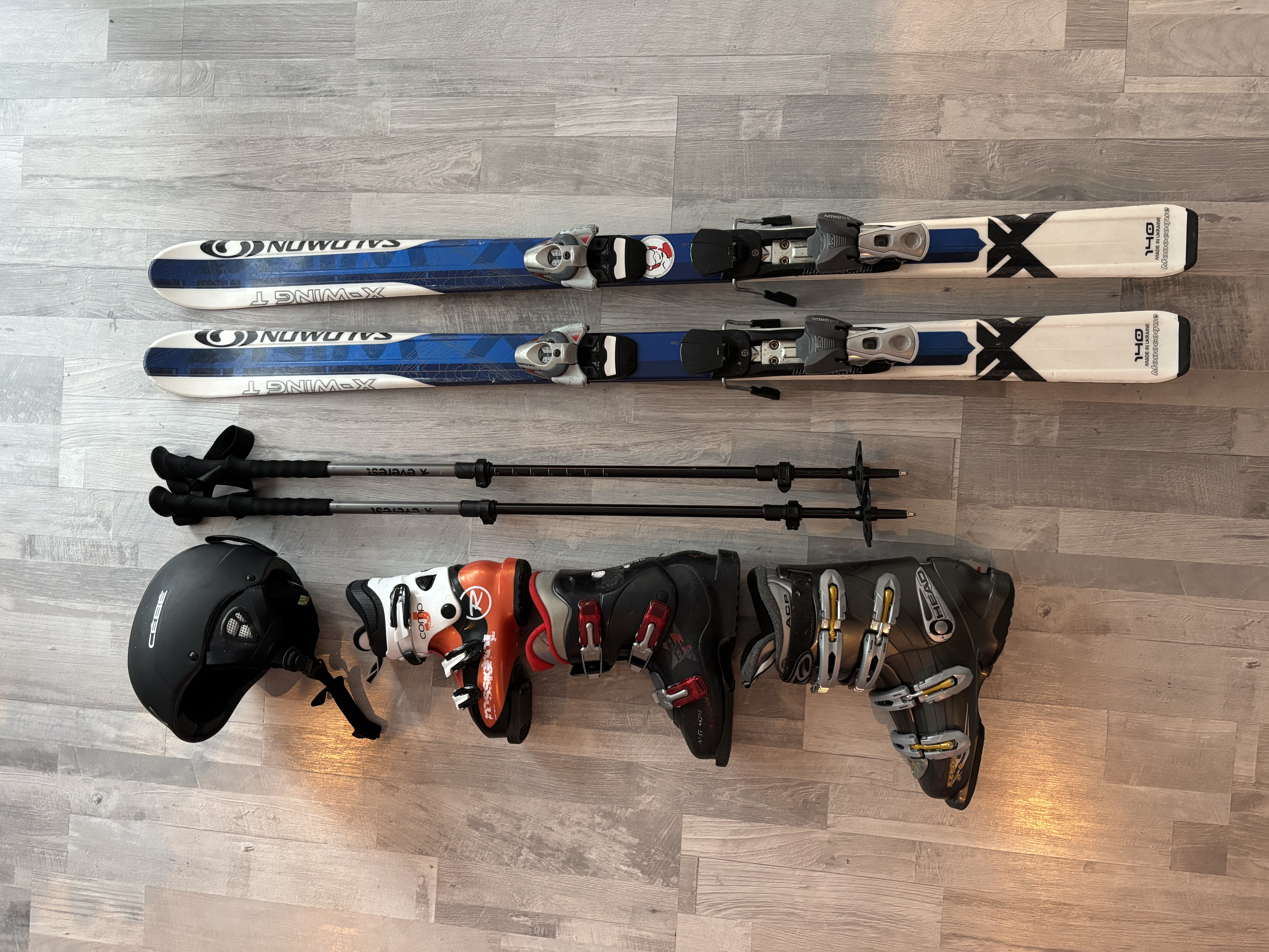 Skidor, pjäxor, hjälm och stavar barn ungdom