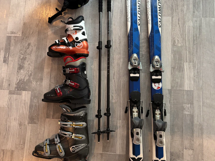 Skidor, pjäxor, hjälm och stavar barn ungdom