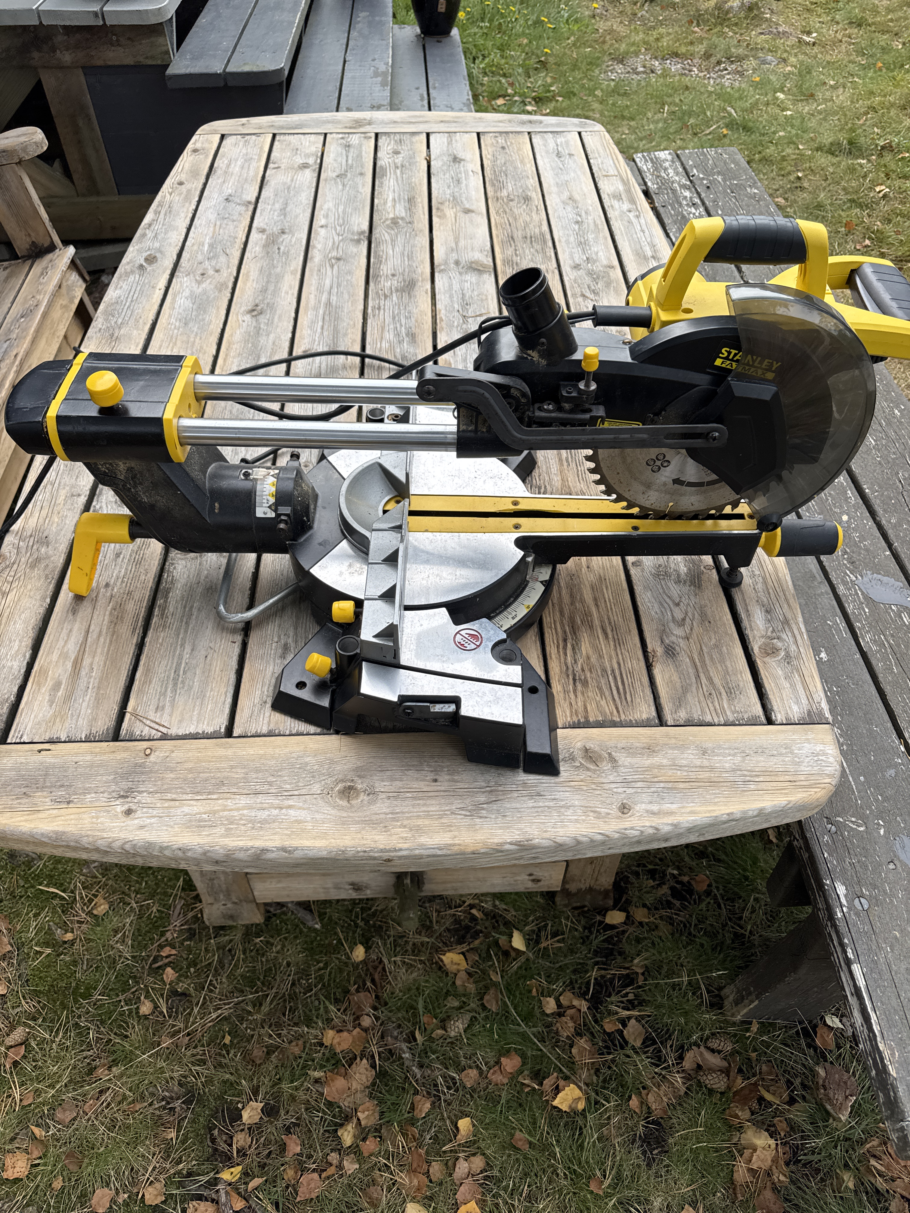 Stanley fatmax gjærsag med glideskinner (kappsag)