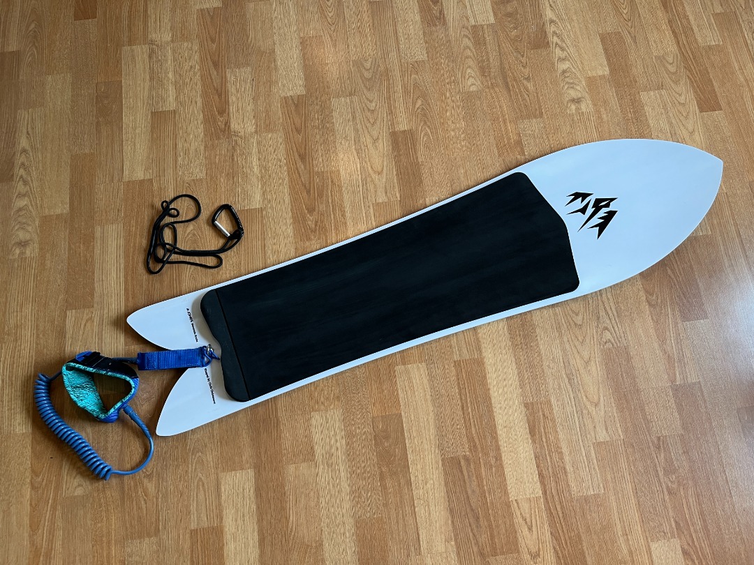 Jones mountain surfer snowboard