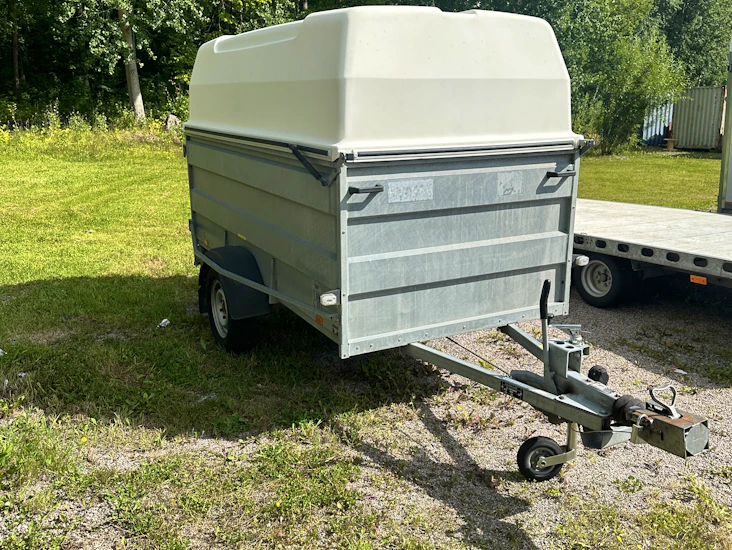 Bromsat släp med kåpa