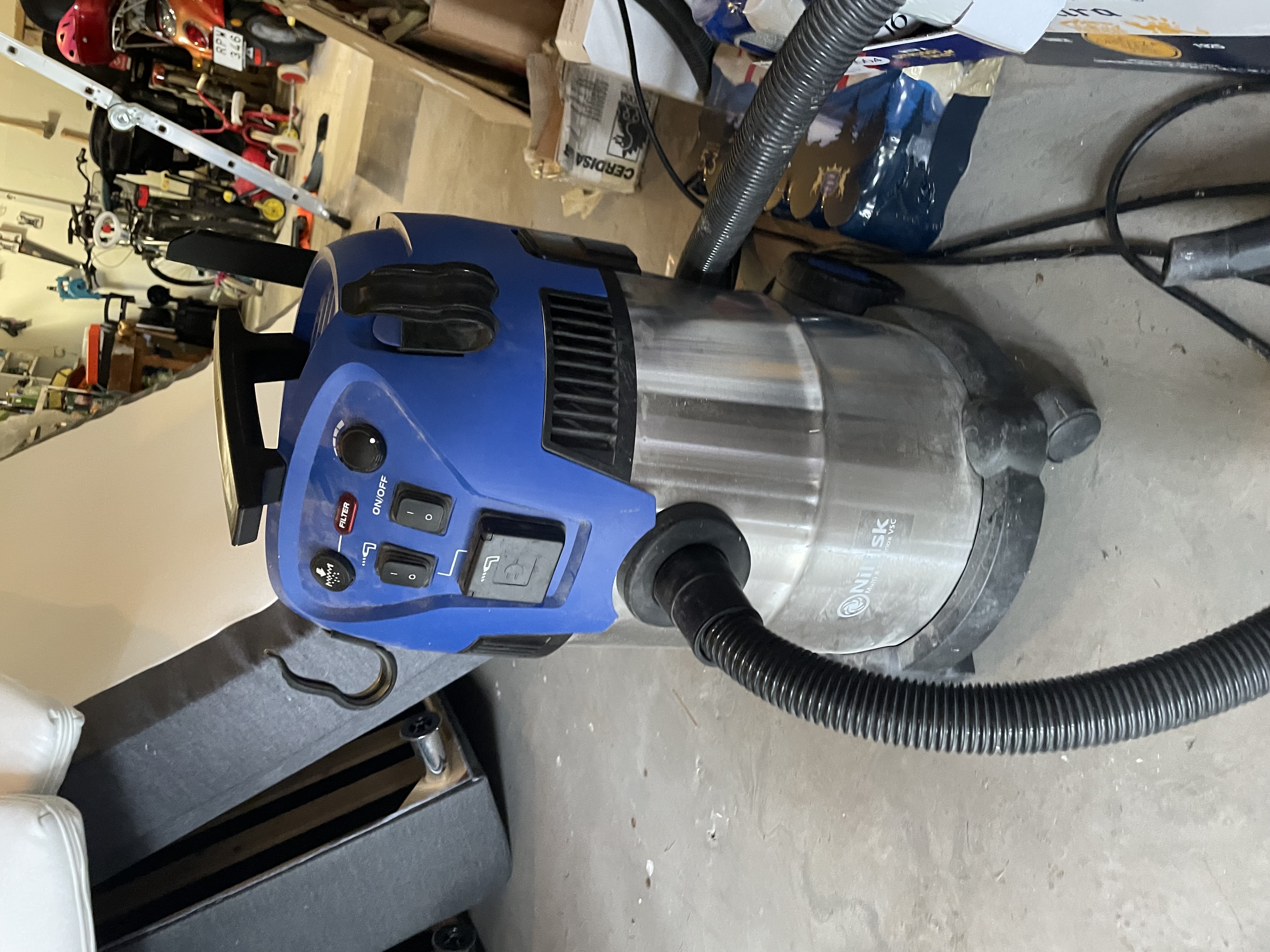 Nilfisk grovdamsugare