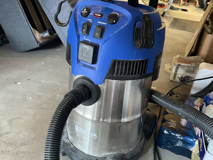 Nilfisk grovdamsugare