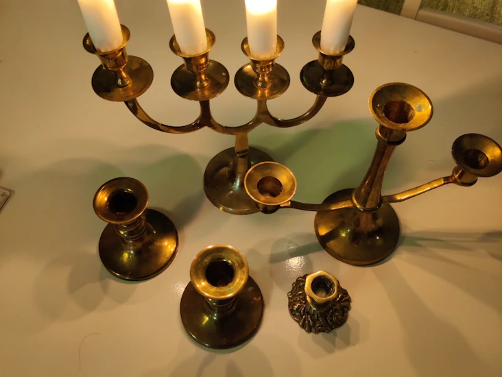 Messinkisiä kynttilänjalkoja