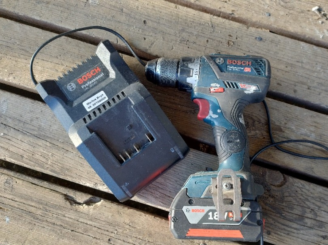 Bosch batteridrill til leie
