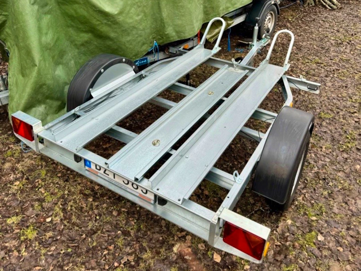 Mc-släp för två mc.