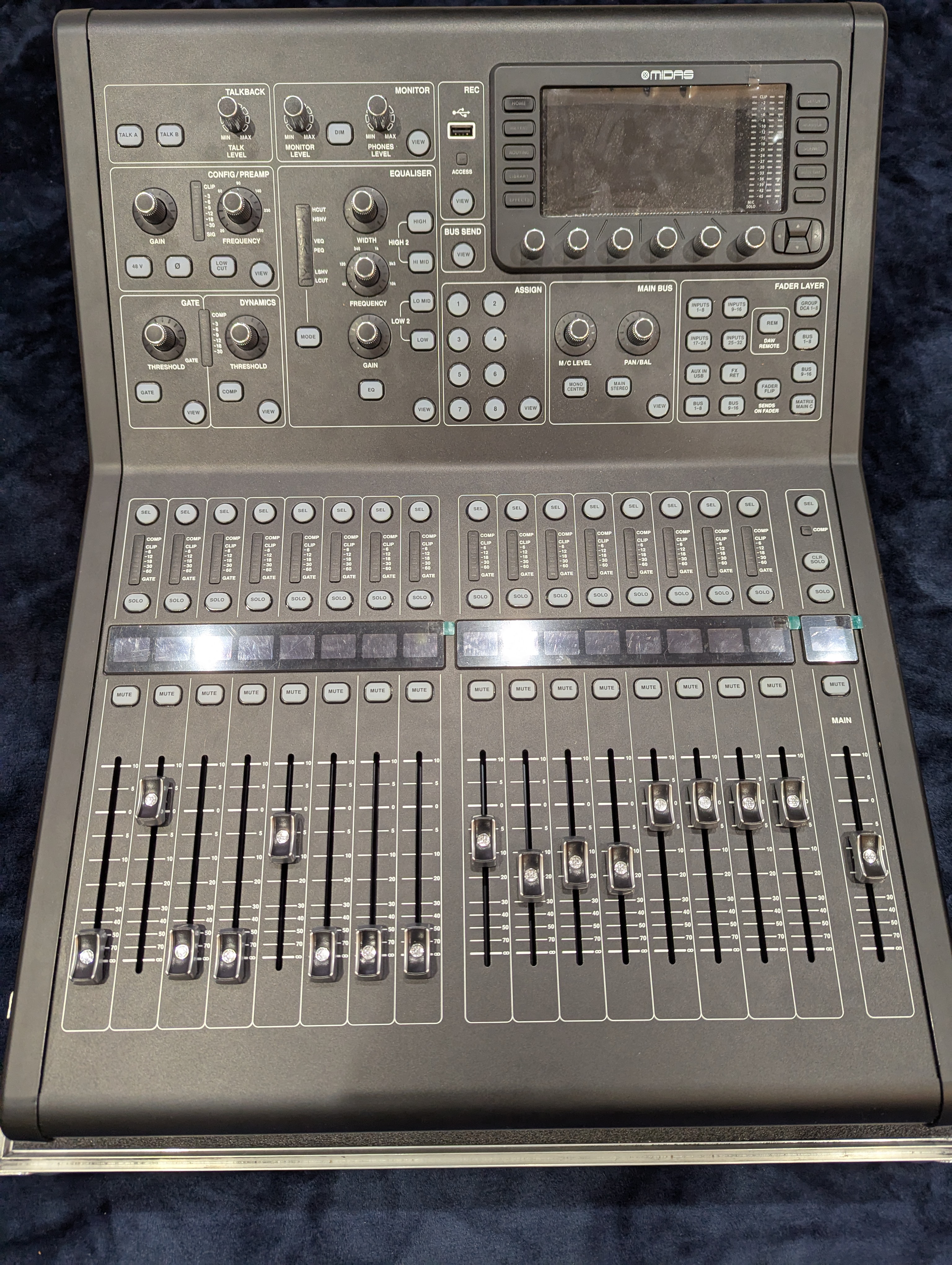M32r-live mixing desk and dl32 stage box