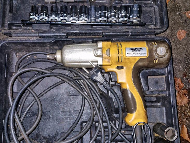 Pulttipyssy/mutterinväännin + hylsyt