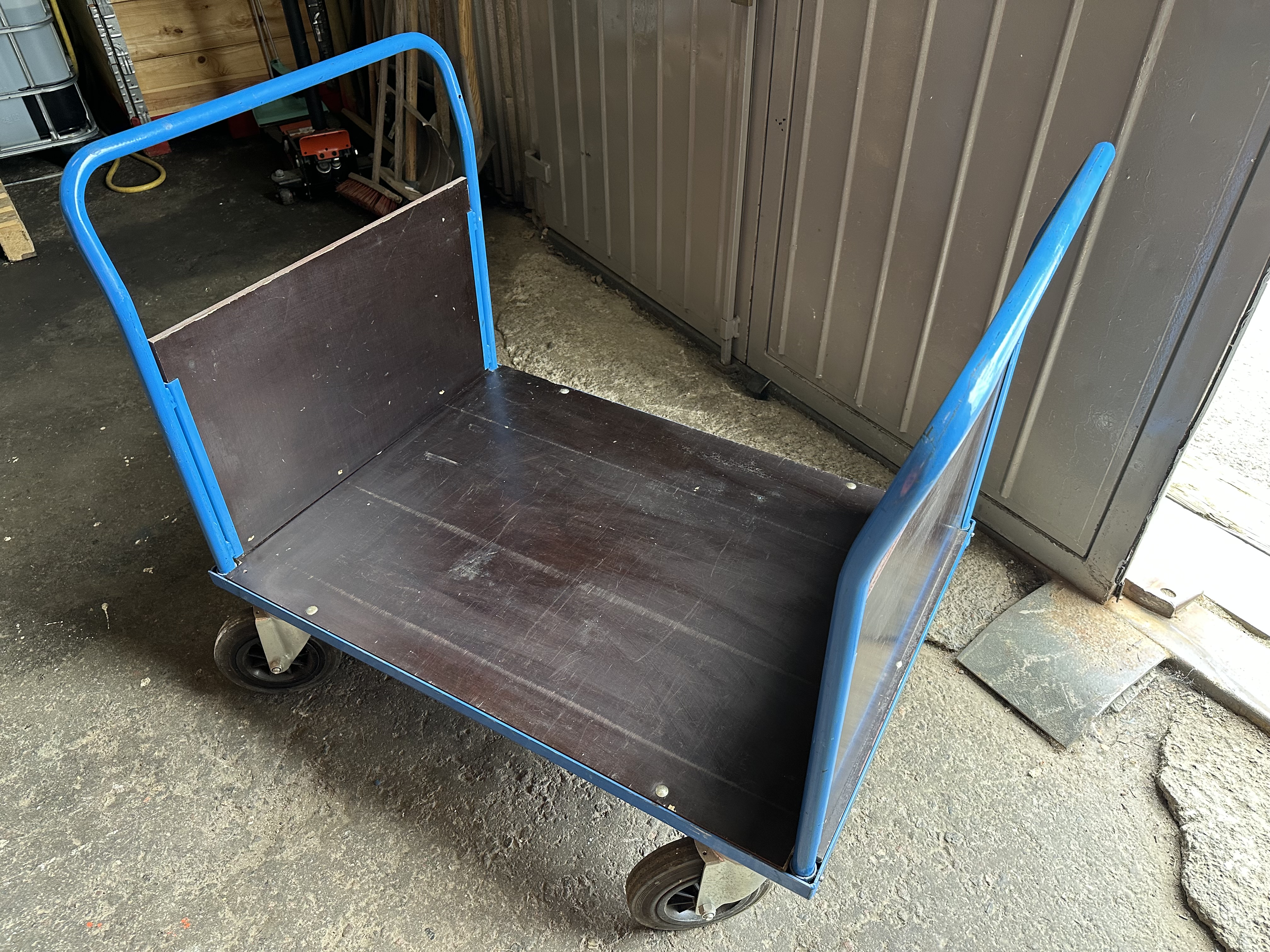 Transportvagn med stora hjul