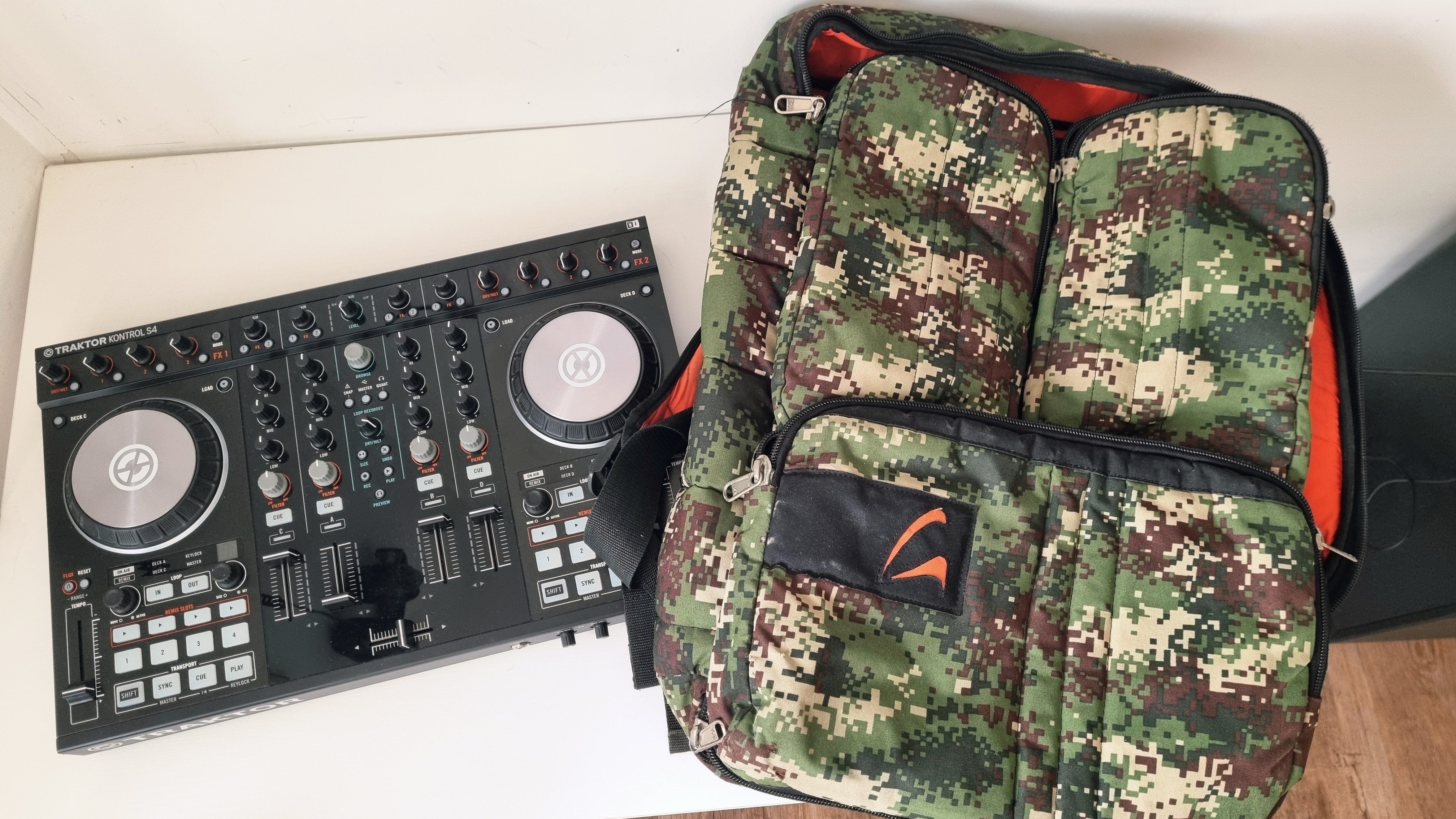 Traktor kontrol s4 mk2 4 channels + pro padded bag