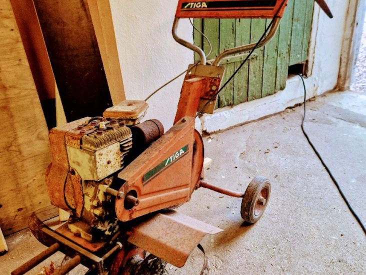 Äldre stiga jordfräs