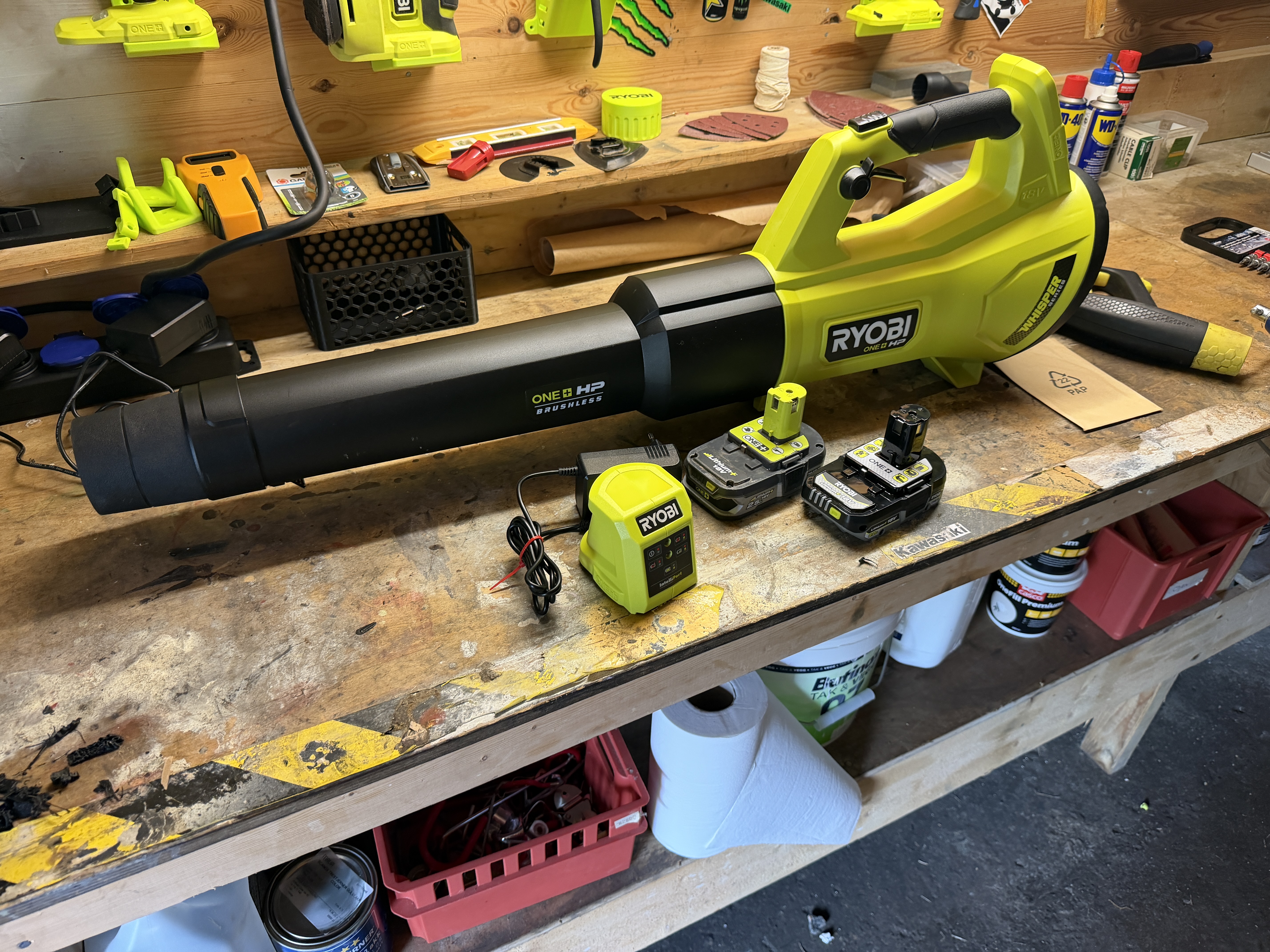 Ryobi 18v hp børsteløs løvblåser – med 2 batterier og lader