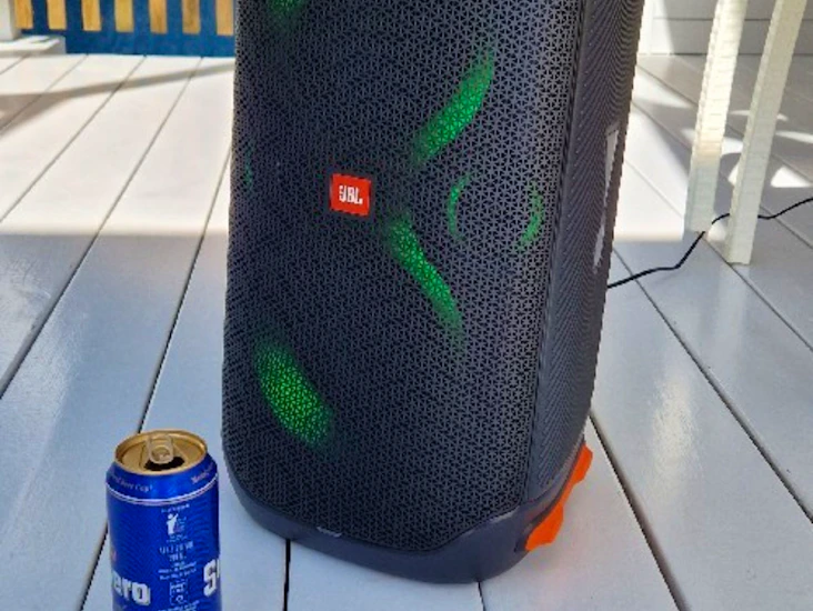 Kraftfull högtalare partybox jbl 110 + 2 st karaoke-mikrofoner.