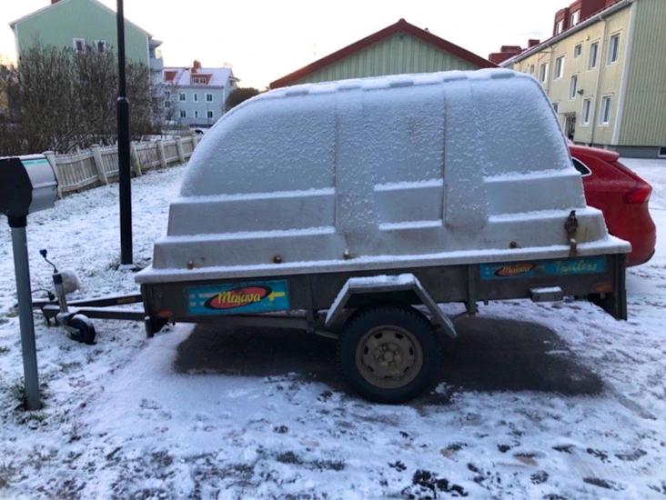 Obromsat släp med kåpa.