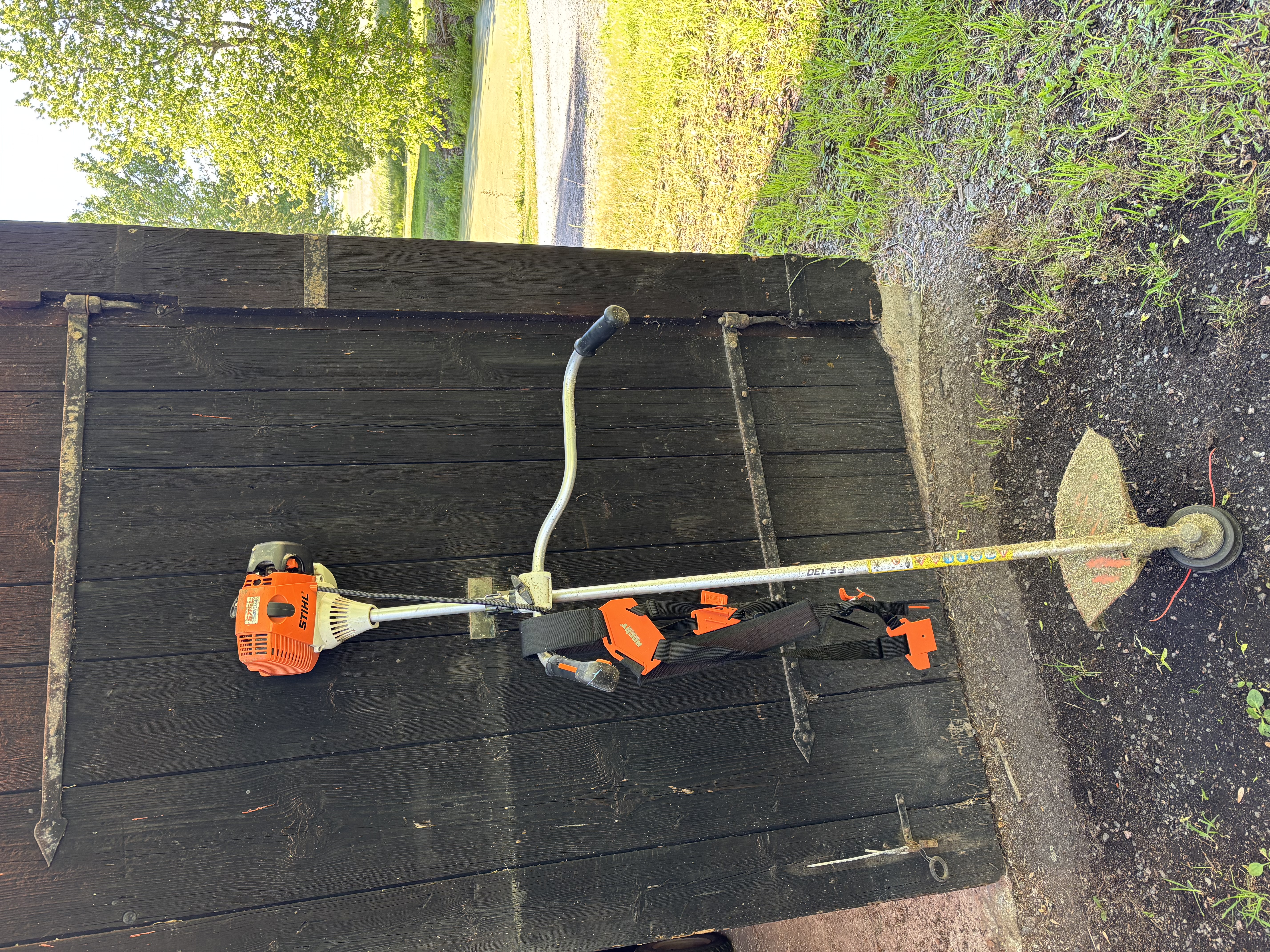 Bensindriven grästrimmer