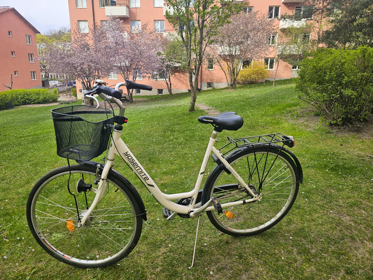 Cykel 28 tum med korg – smidig och trygg stadscykel