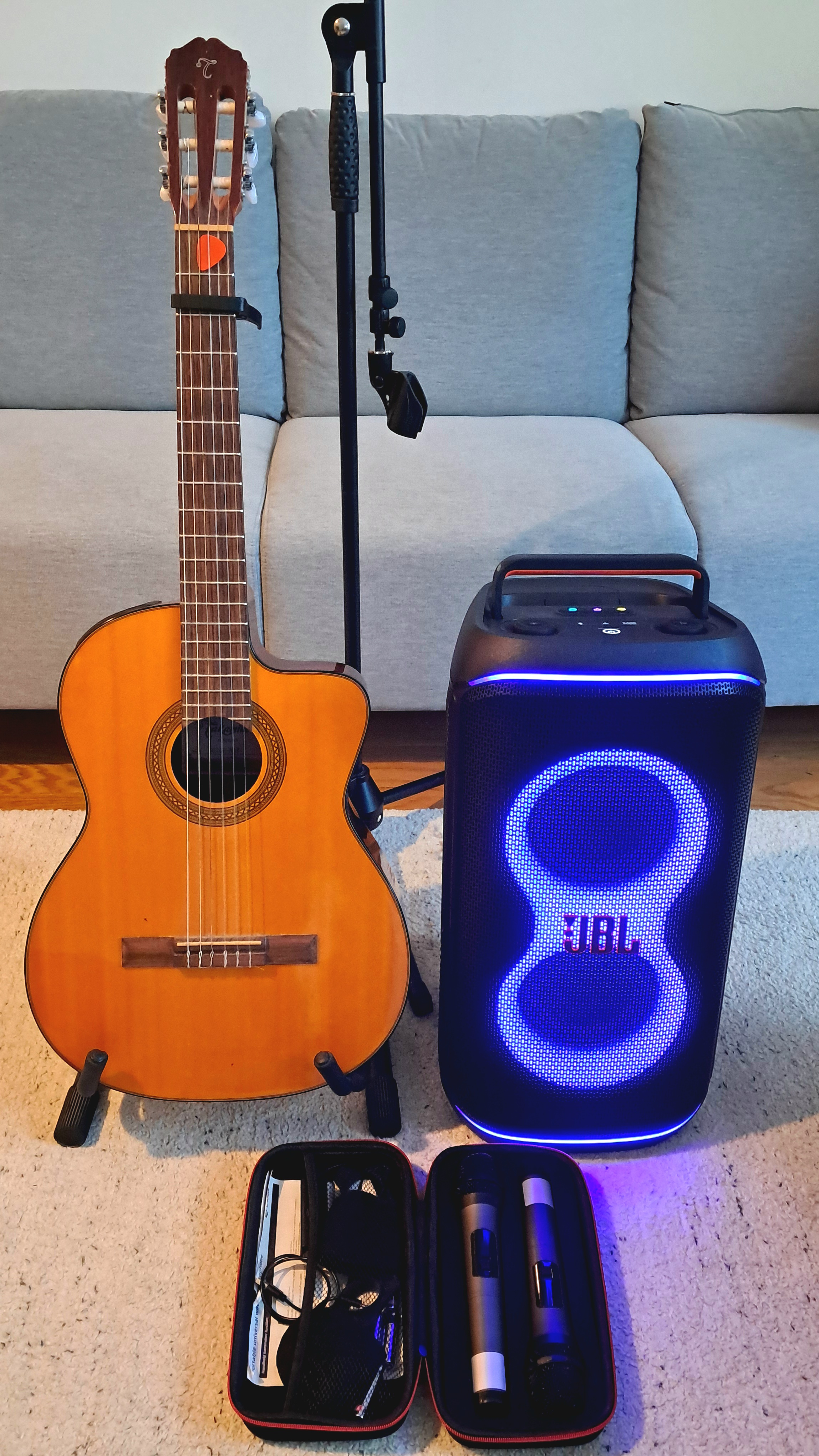 Keikkapaketti jbl partybox120 kaiutin, 2 mikrofonia ja elektroakustinen kitara takamine gc1ce