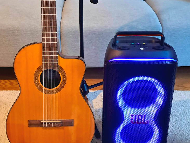 Keikkapaketti jbl partybox120 kaiutin, 2 mikrofonia ja elektroakustinen kitara takamine gc1ce