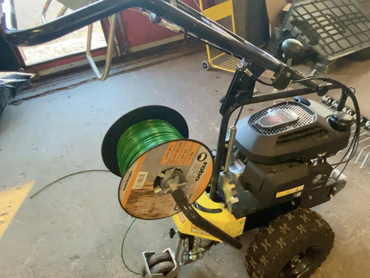 Smidig kabelläggare för robotgräsklippare