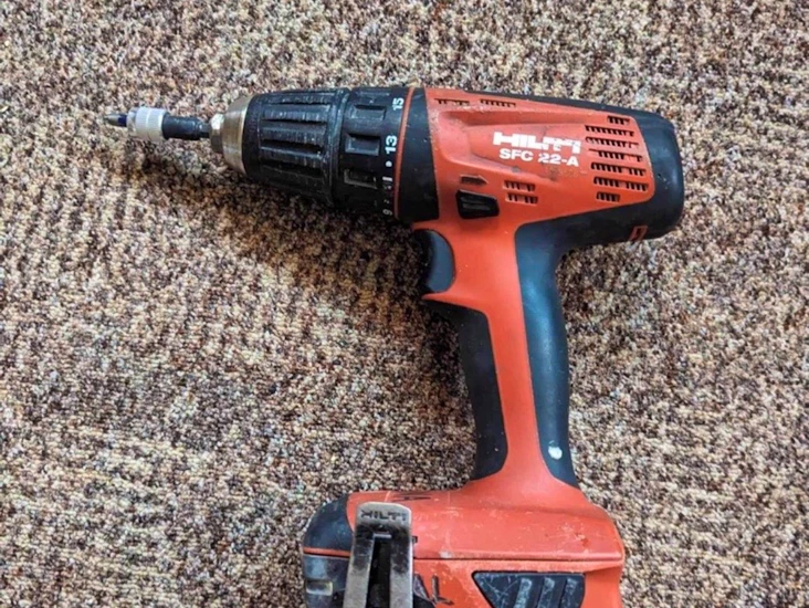 Hilti skruvdragare +batteri laddare