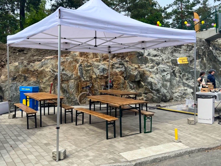 Partytält med måtten 4x4m, rymmer 20-30 pers