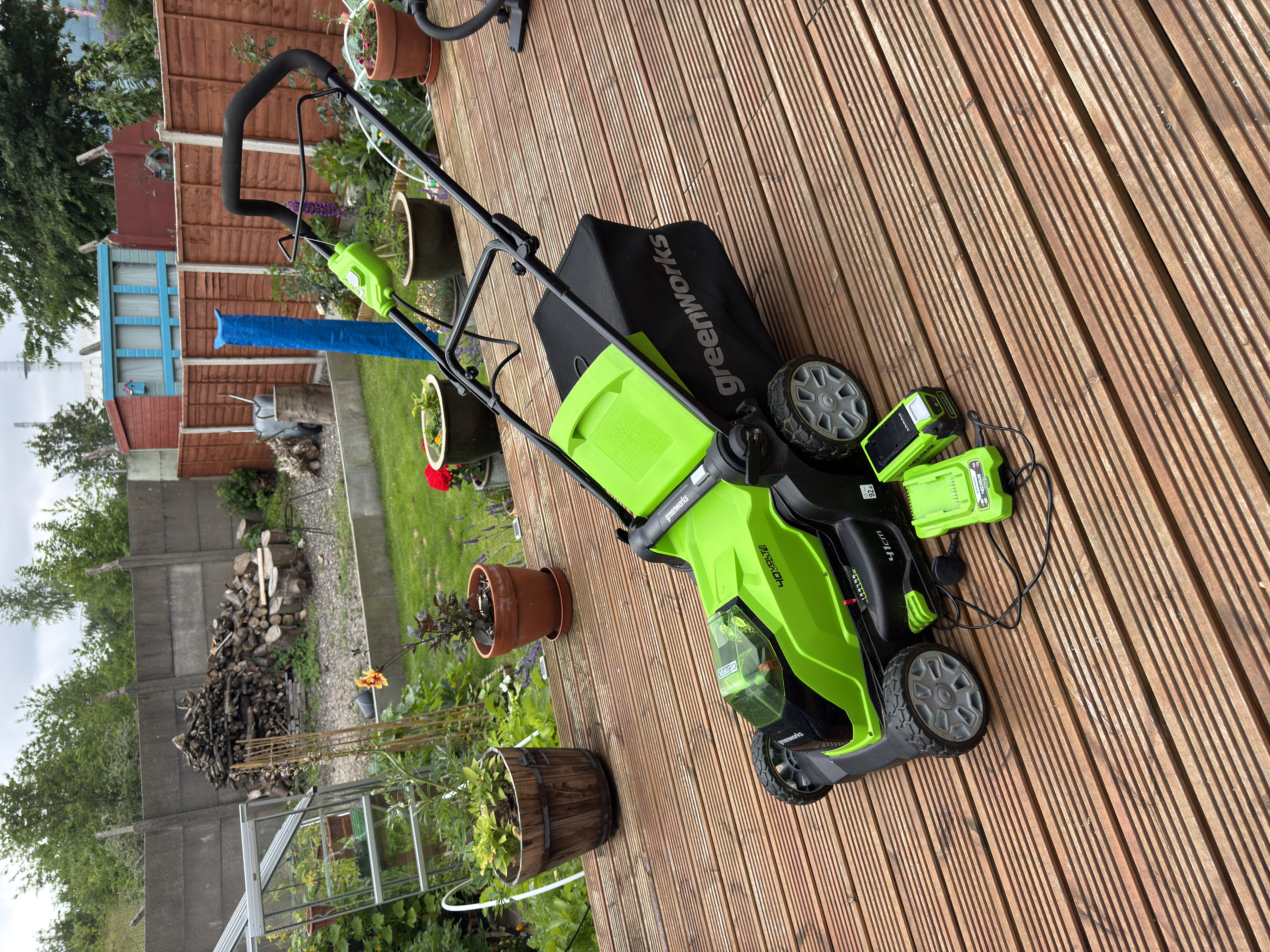Greenworks 40v cordless lawnmower – 2 batteries + charger – for lawns up to 400m² 