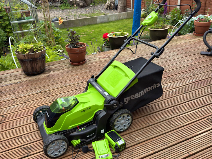 Greenworks 40v cordless lawnmower – 2 batteries + charger – for lawns up to 400m²