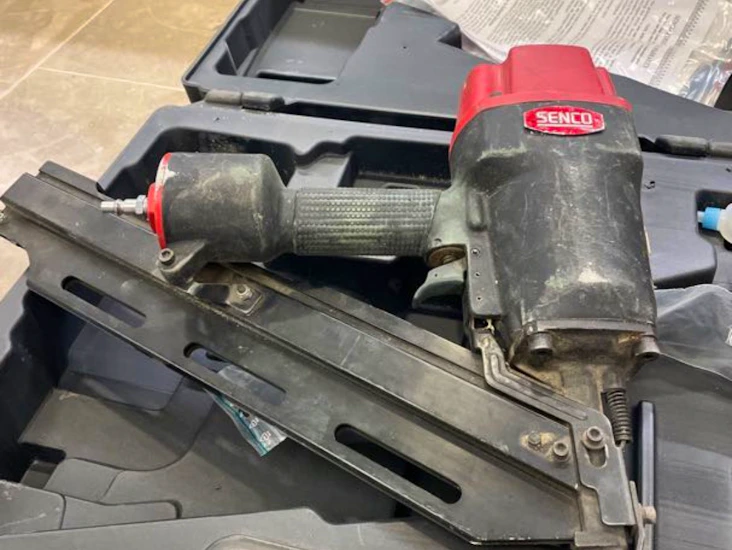 Stor spikpistol proffsmodell