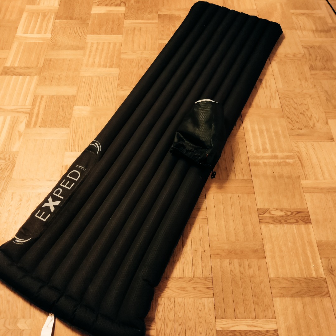 Lyxigt uppblåsbart liggunderlag - höst vinter