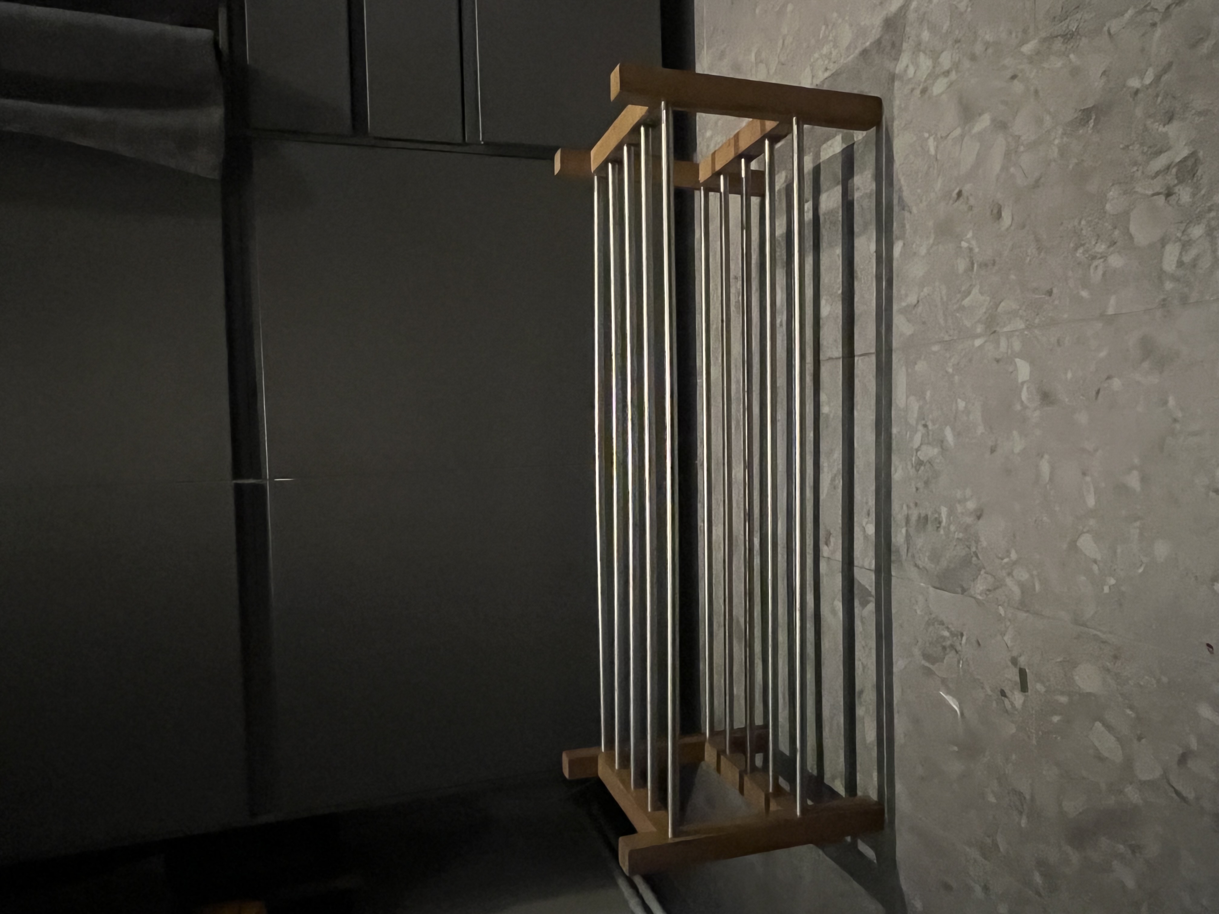 Stabil skohylla i trä & metall – rymmer många skor