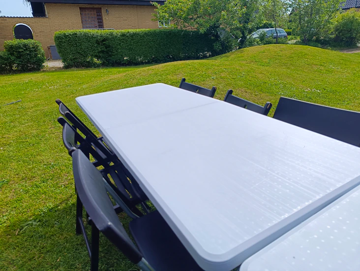 2 bord med 12 stolar