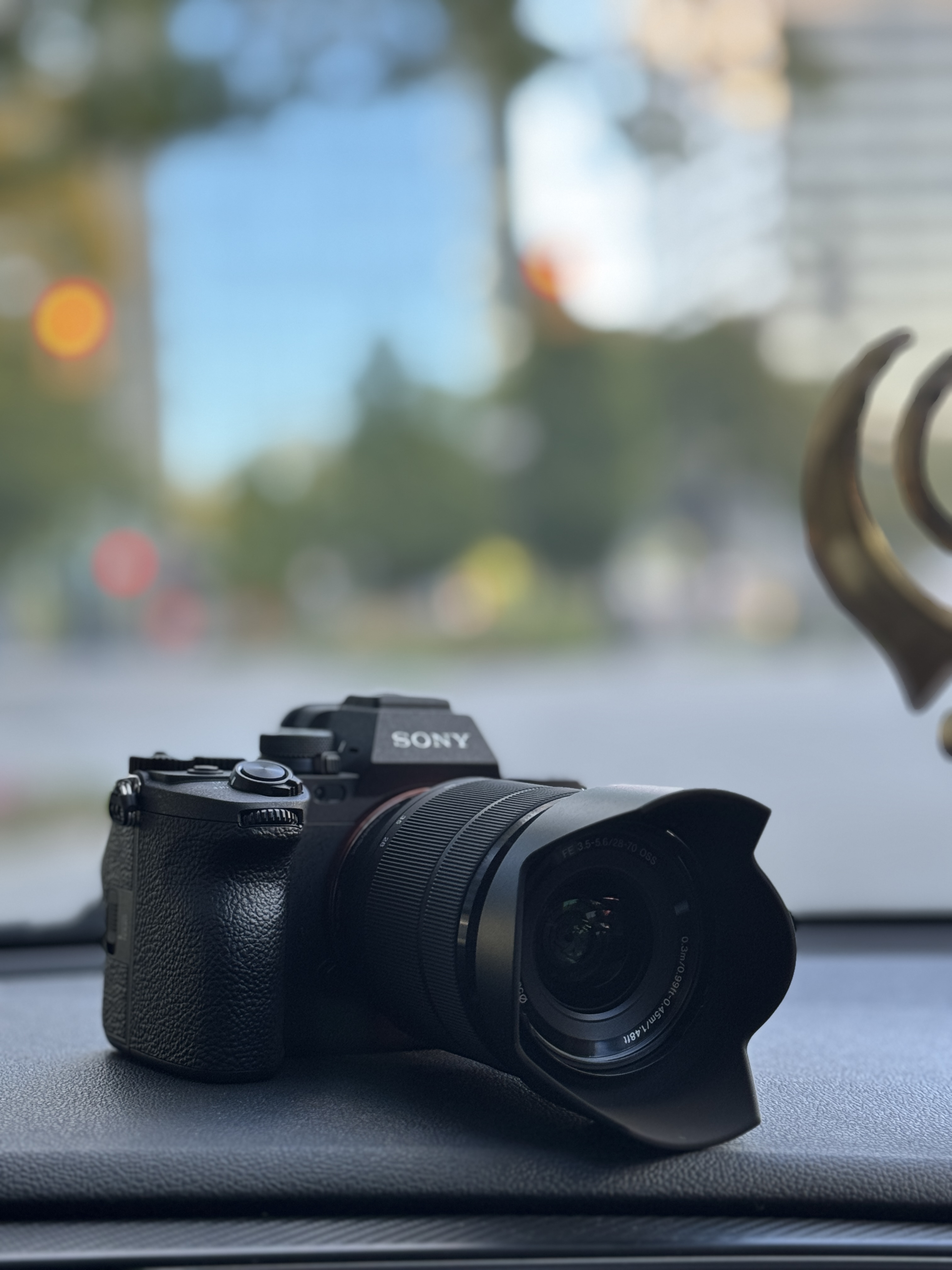 Sony a7 iv + 28–70mm kit lens | 4k hybrid camera (2 batteries + 2 cards)