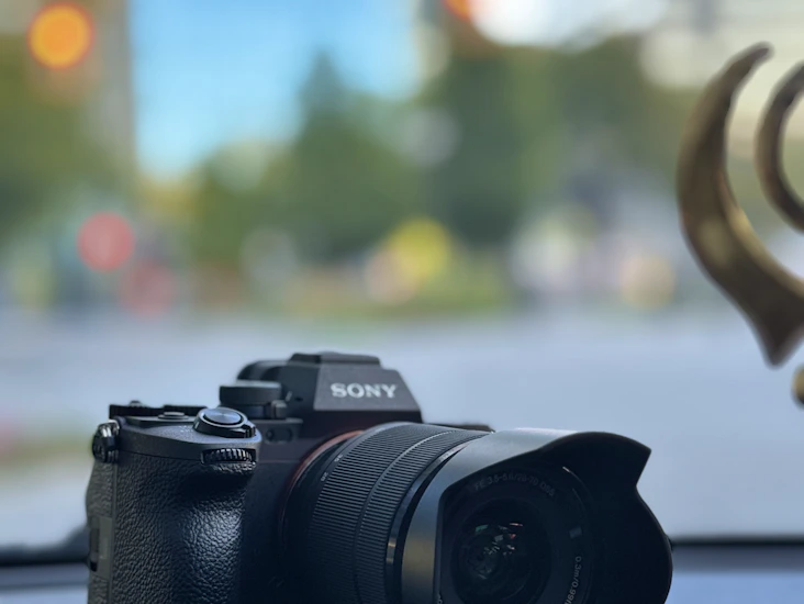 Sony a7 iv + 28–70mm kit lens | 4k hybrid camera (2 batteries + 2 cards)