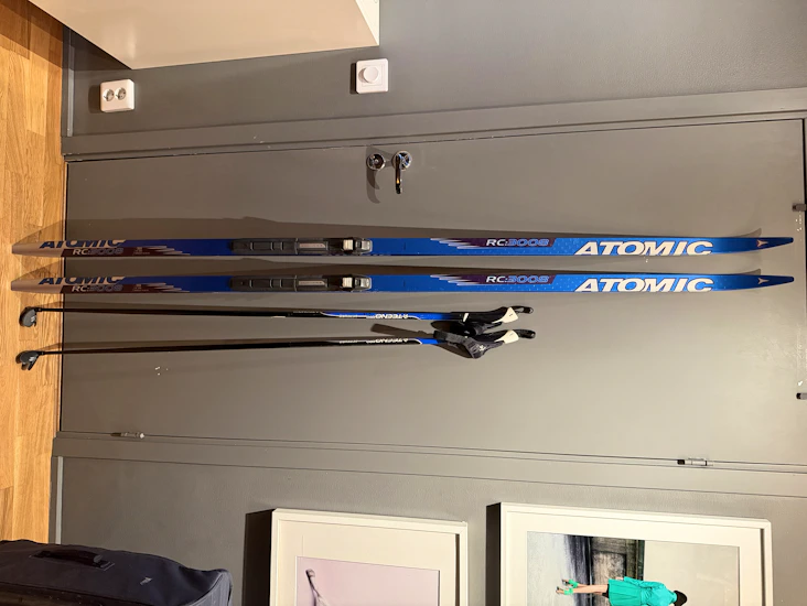 Komplett längdskidpaket – atomic rc:3008 med stavar & pjäxor (stockholm)