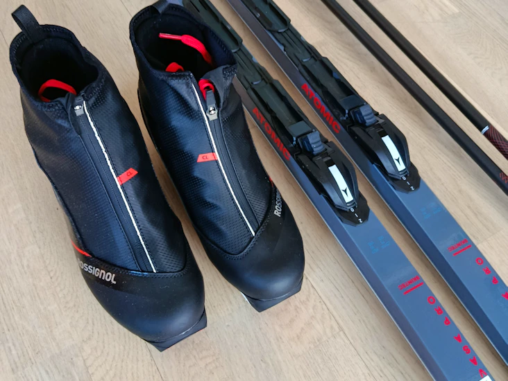 Längdskidor inkl stavar och pjäxor