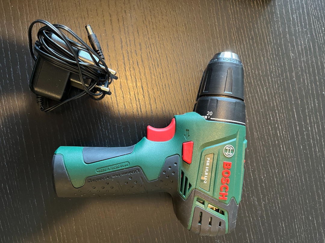 Liten bosch drill med bor og bits leies ut