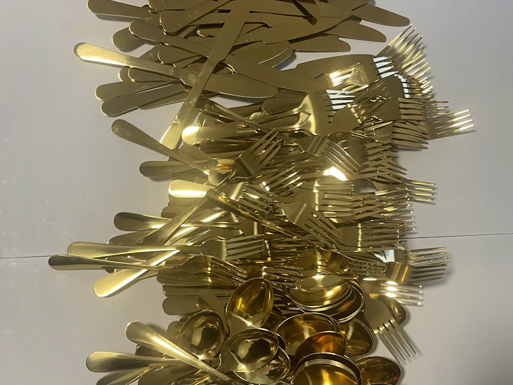 Gold cutlery (50 knives, forks and spoons)