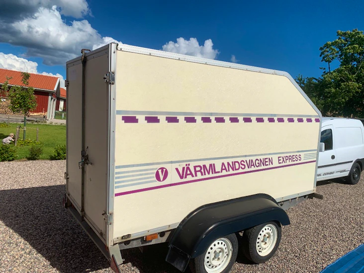 Täckt släp - två-axlat