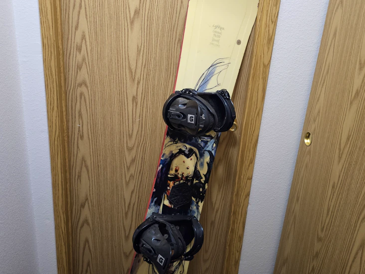 Lamar 1630 snowboard and bundings