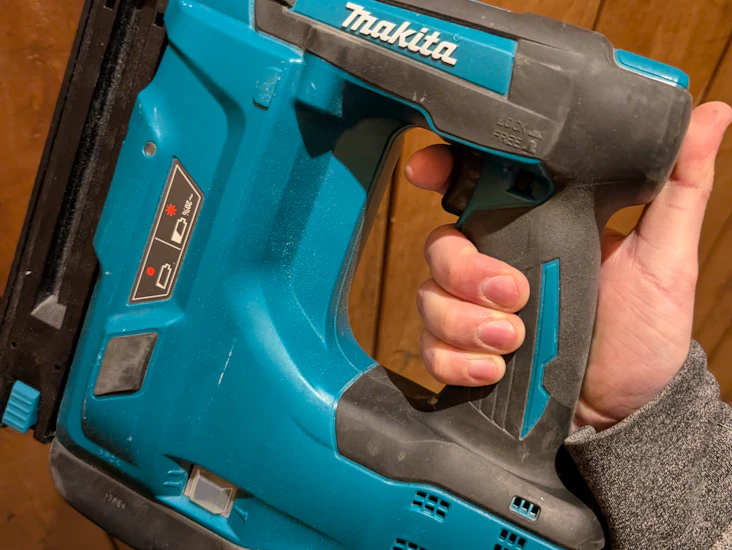Makita dyckertpistol med inbyggd kompressor - dbn500