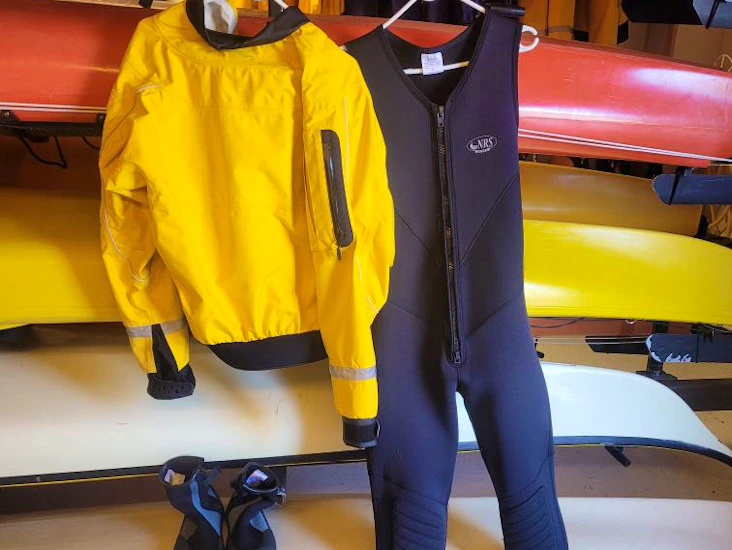 Padlebekledning til utleie (jakke, våtdrakt og sko)