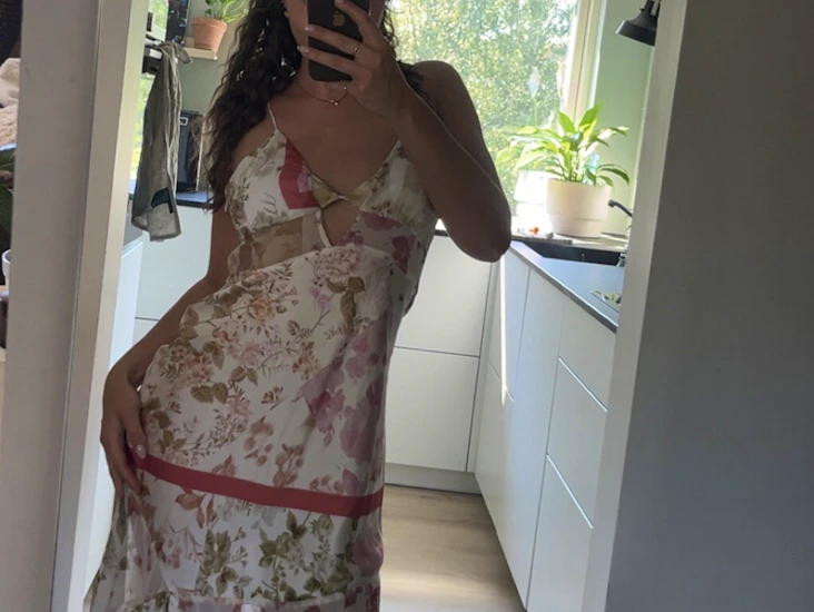 Mønstret "silke" kjole med åpen rygg