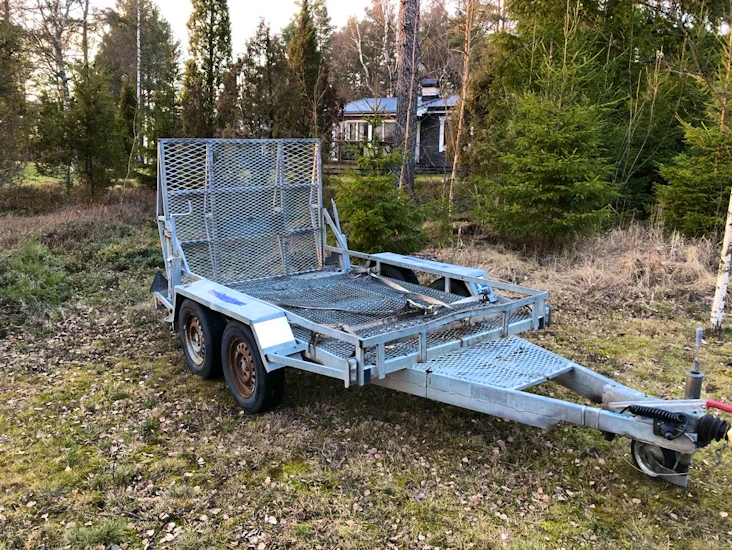 Maskinsläp med ramp