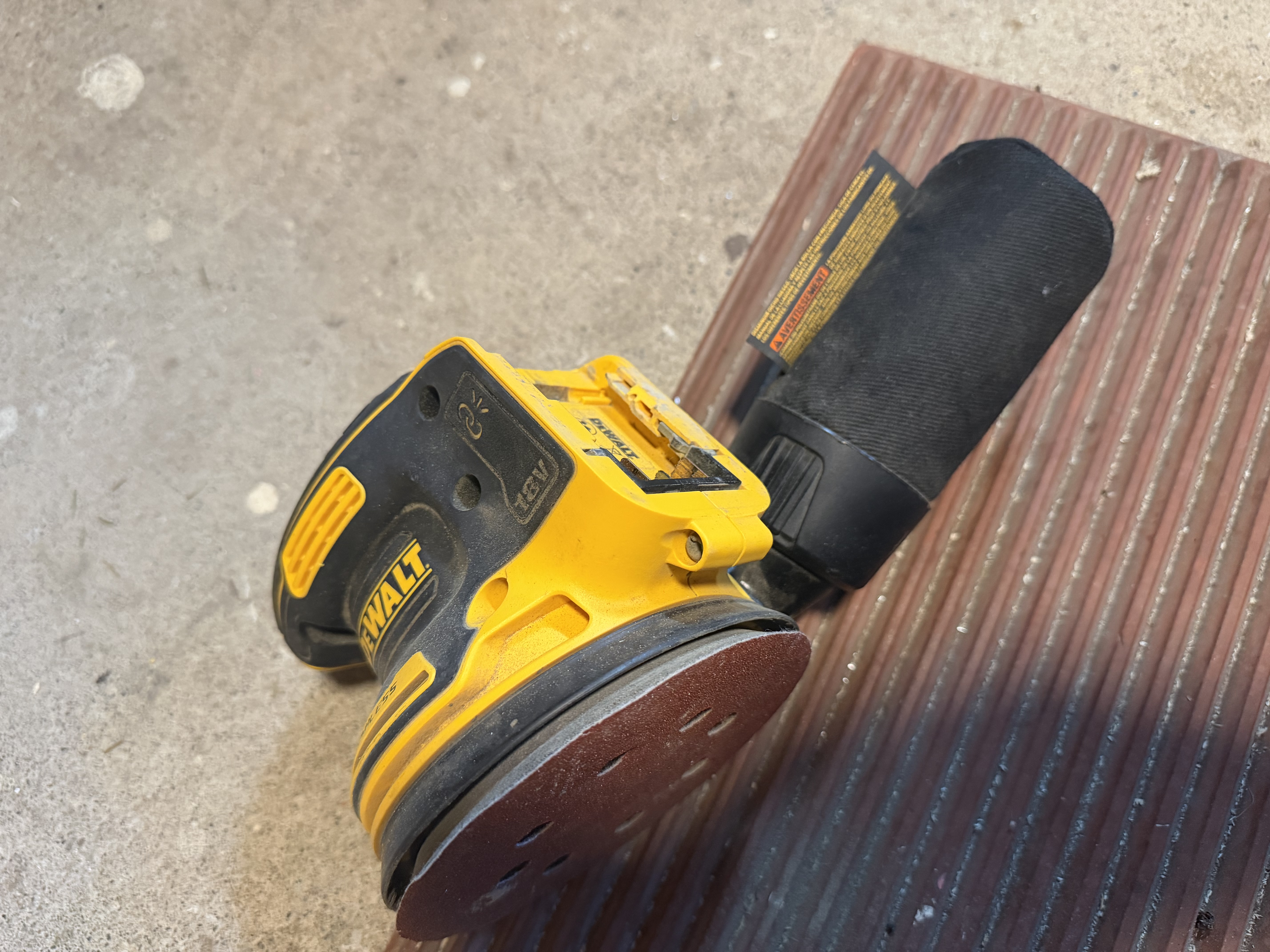 Eksentersliper dewalt 18v