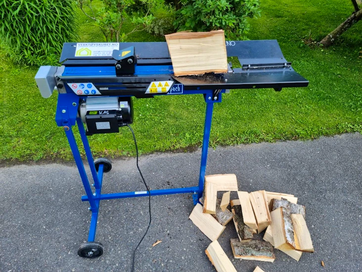 Elektrisk vedkløyver - 7 tonn splittekraft!