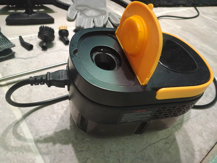 Compact steam cleaner