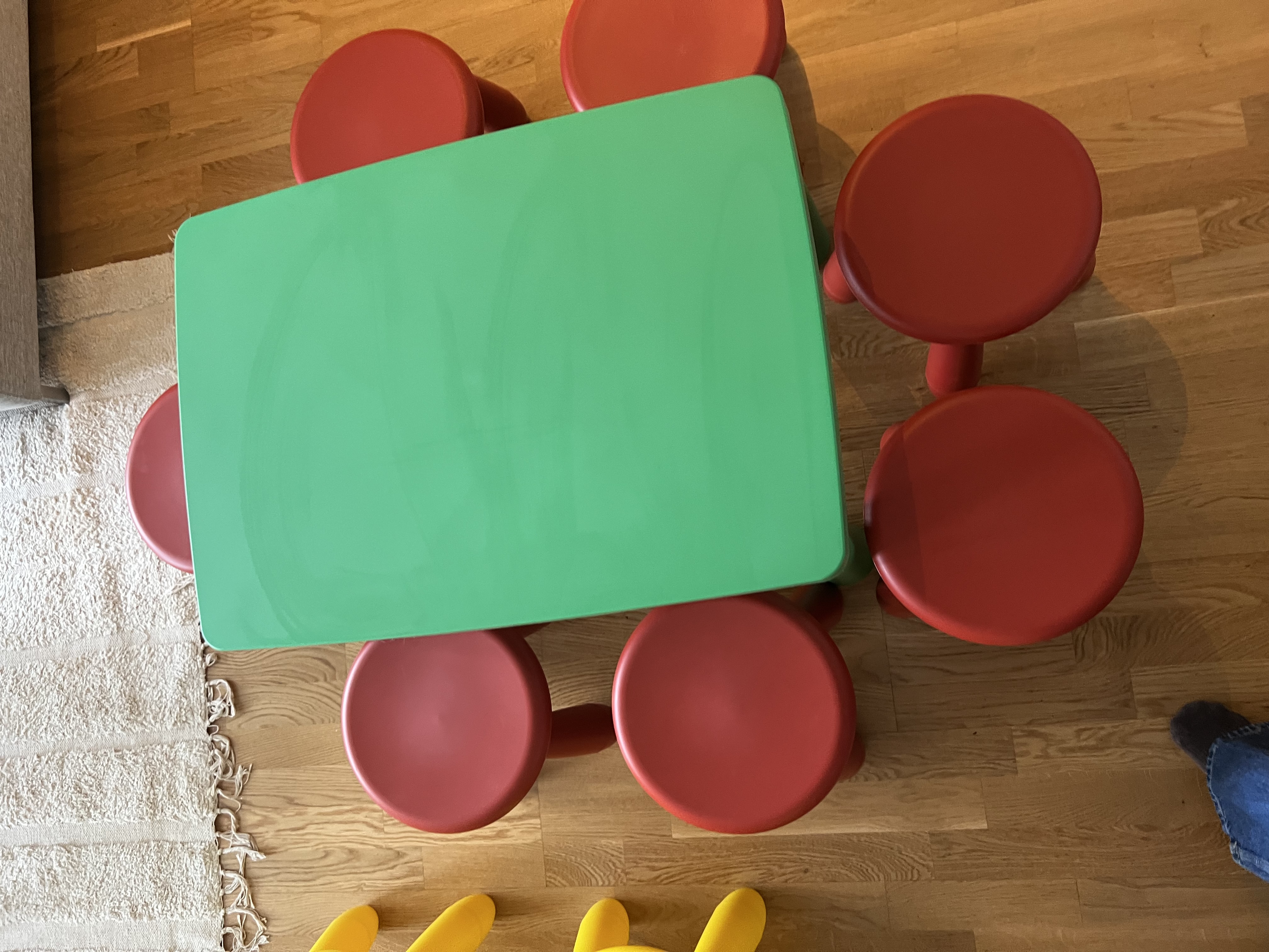 Barnbord med pallar 
